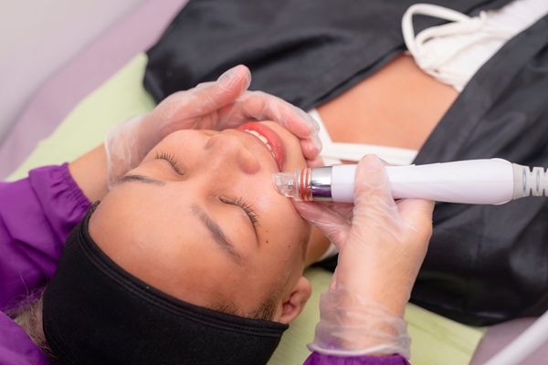 DiamondGlow Facial: Exfoliate, Hydrate, And Brighten Your Skin